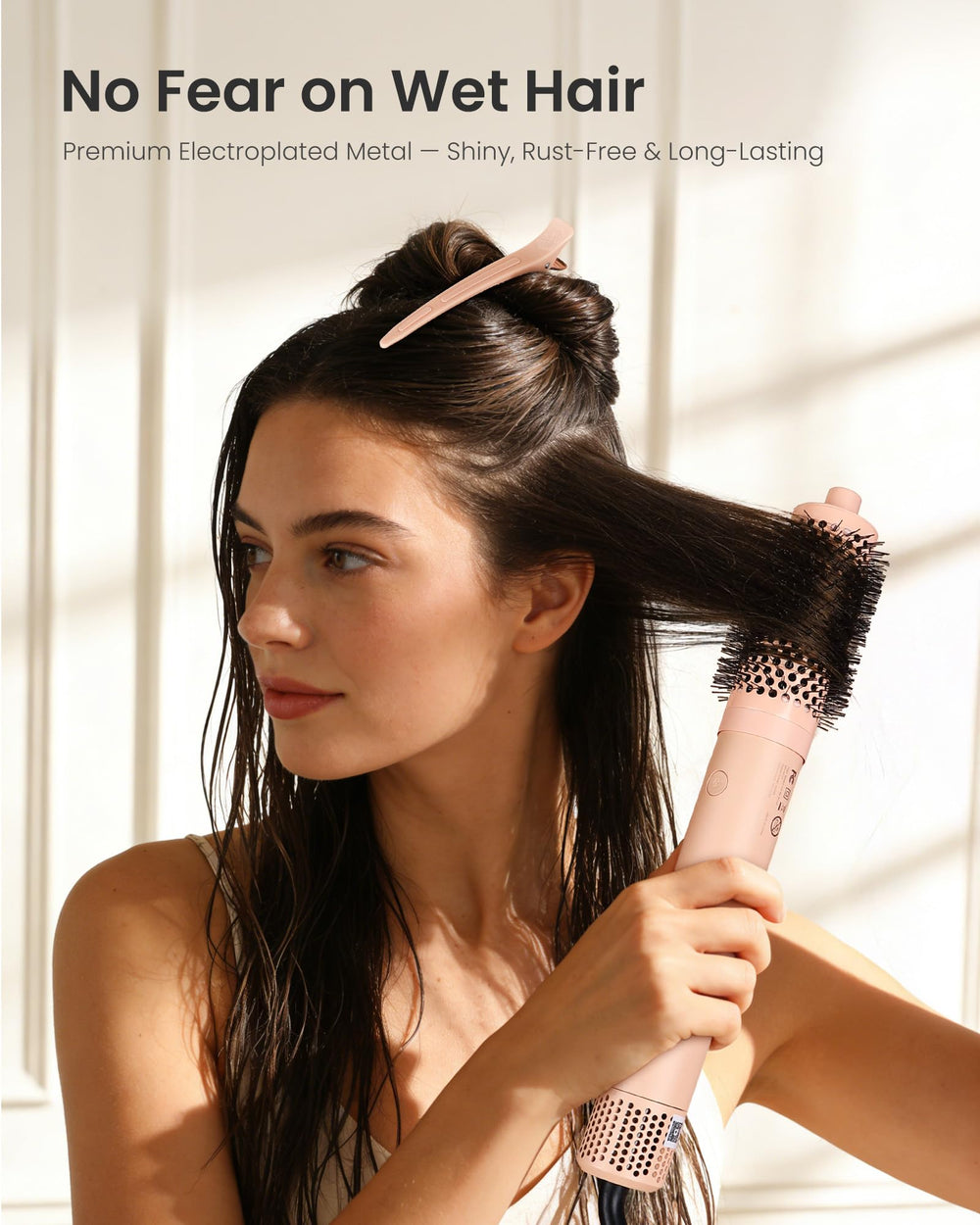 AIMIKE clip in hand to show 4.8-inch size and sectioning capacity