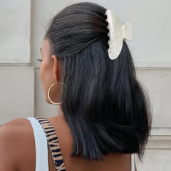 AIUPUOC medium hair claw held in hand showing size and easy, comfortable handling