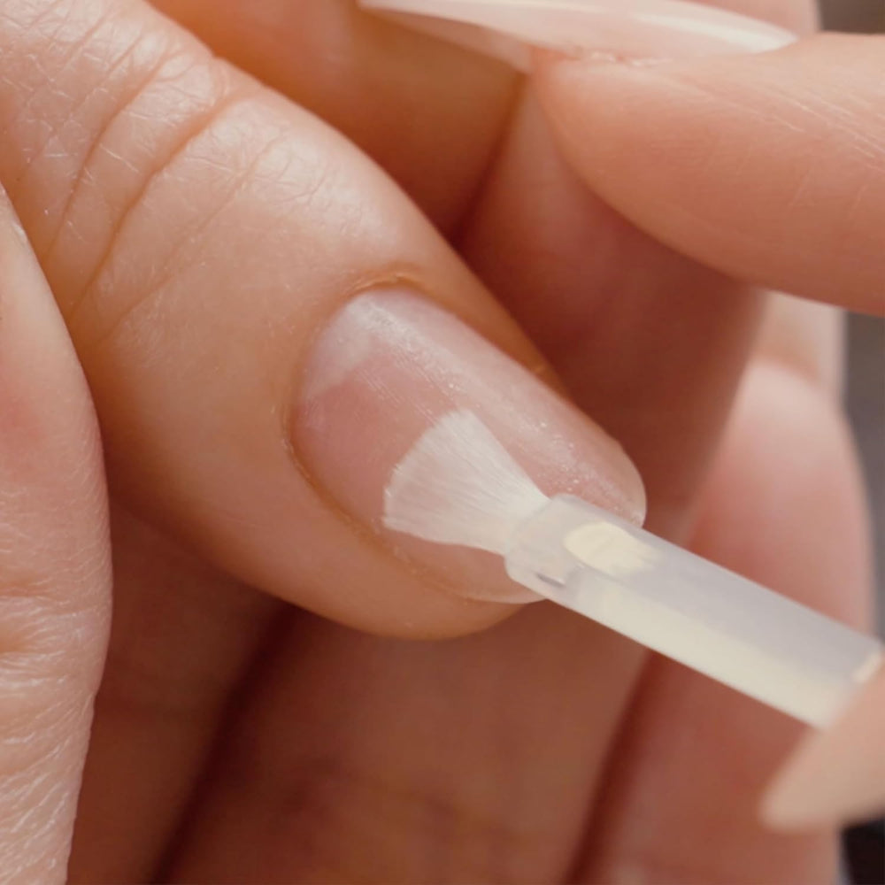 APRÉS used during Gel-X extension application on model, shows secure long-lasting results