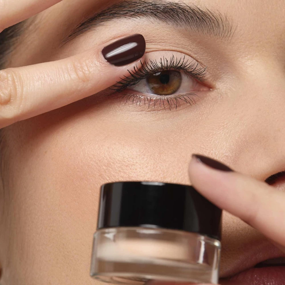 ARTDECO primer being applied with finger for precise, even eyelid coverage
