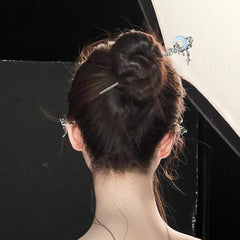 Arvintas hair sticks next to ruler showing 17.2cm length for medium thick hair