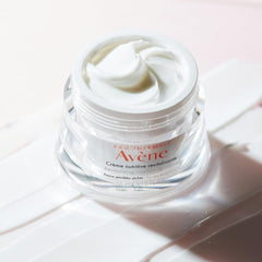 Avène cream texture swatch on skin demonstrating rich hydration benefit
