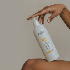 LABORATORIOS BABE cream poured onto hand showing easy application benefit