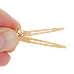 Bantoye in hand holding clips demonstrating lightweight secure grip