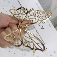 BeeGift clip held in hand to show size and lightweight advantage