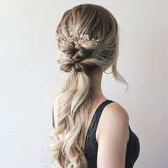 BOYIVI pins styled on wedding table, suggests gifting and presentation benefit
