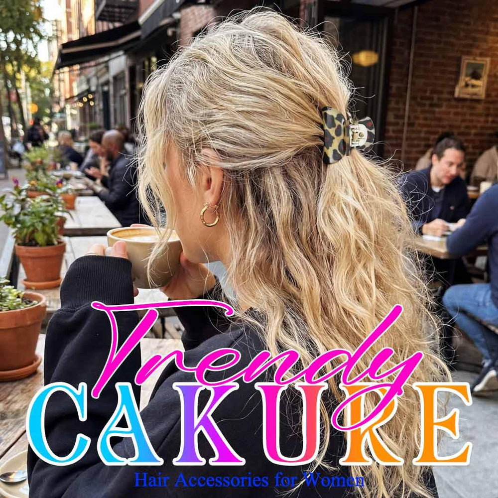 CAKURE clip in hand shows compact size and travel-friendly benefit