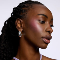 Catrice application with fingers for easy, skin-like cream blending