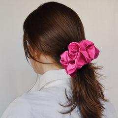 CEELGON elastic band stretched to show strong stretch and secure hold for thick hair