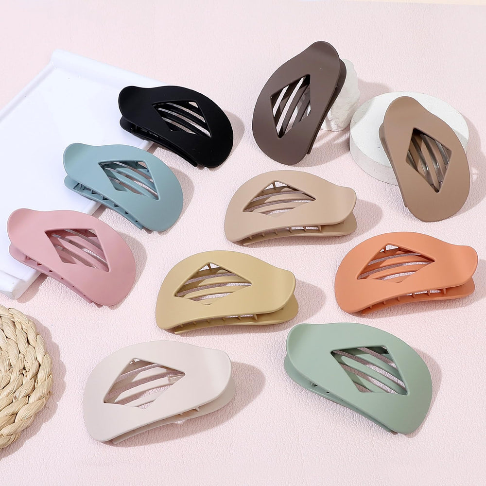 CHANDAT clip securing a half-up hairstyle while commuting for secure, all-day hold