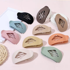CHANDAT clip securing a half-up hairstyle while commuting for secure, all-day hold
