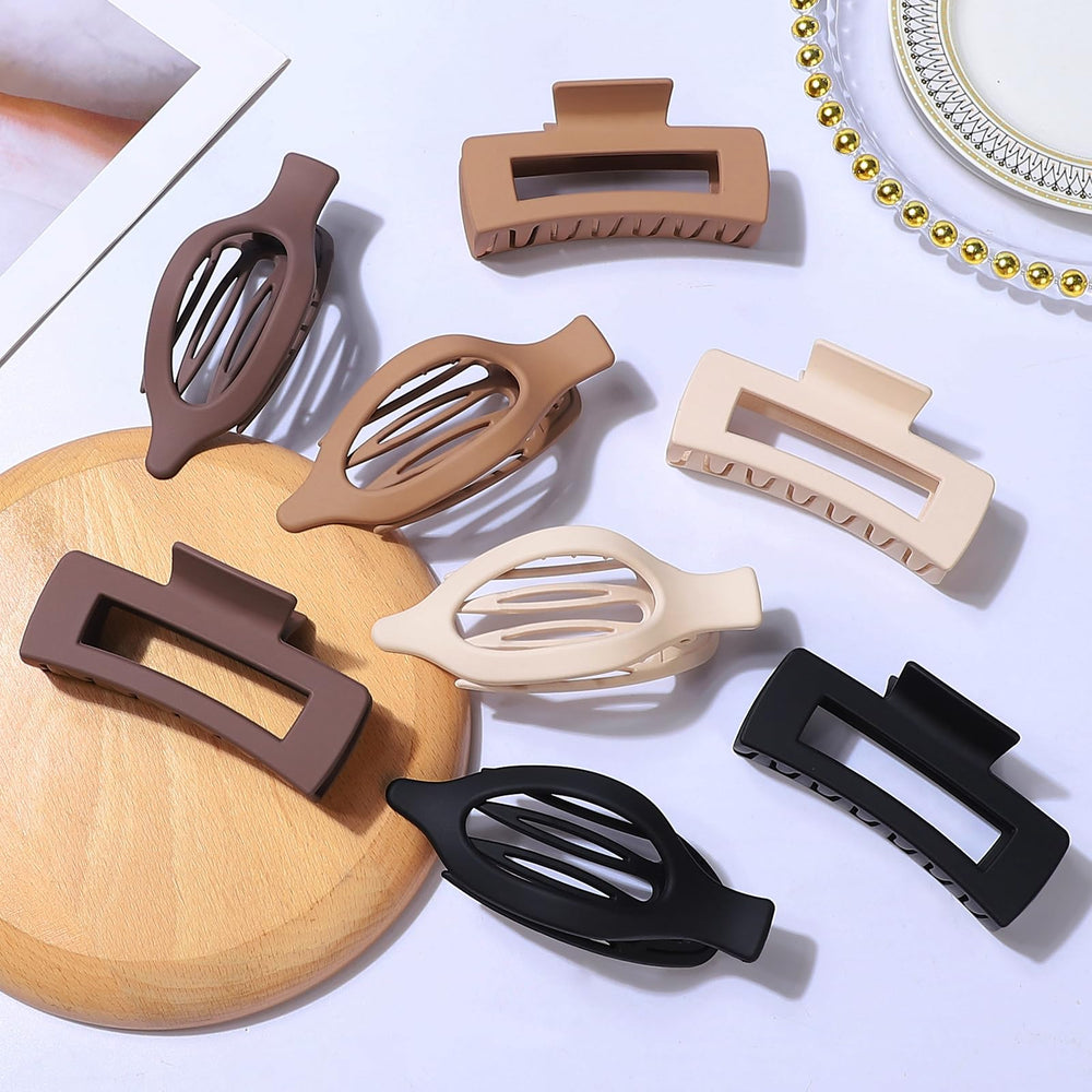 CHANDAT size comparison in hand illustrating clip dimensions and fit