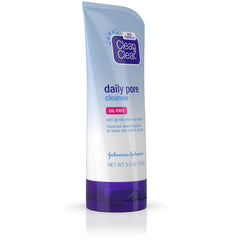 Clean & Clear rich foam lather demonstrating deep-cleansing effect