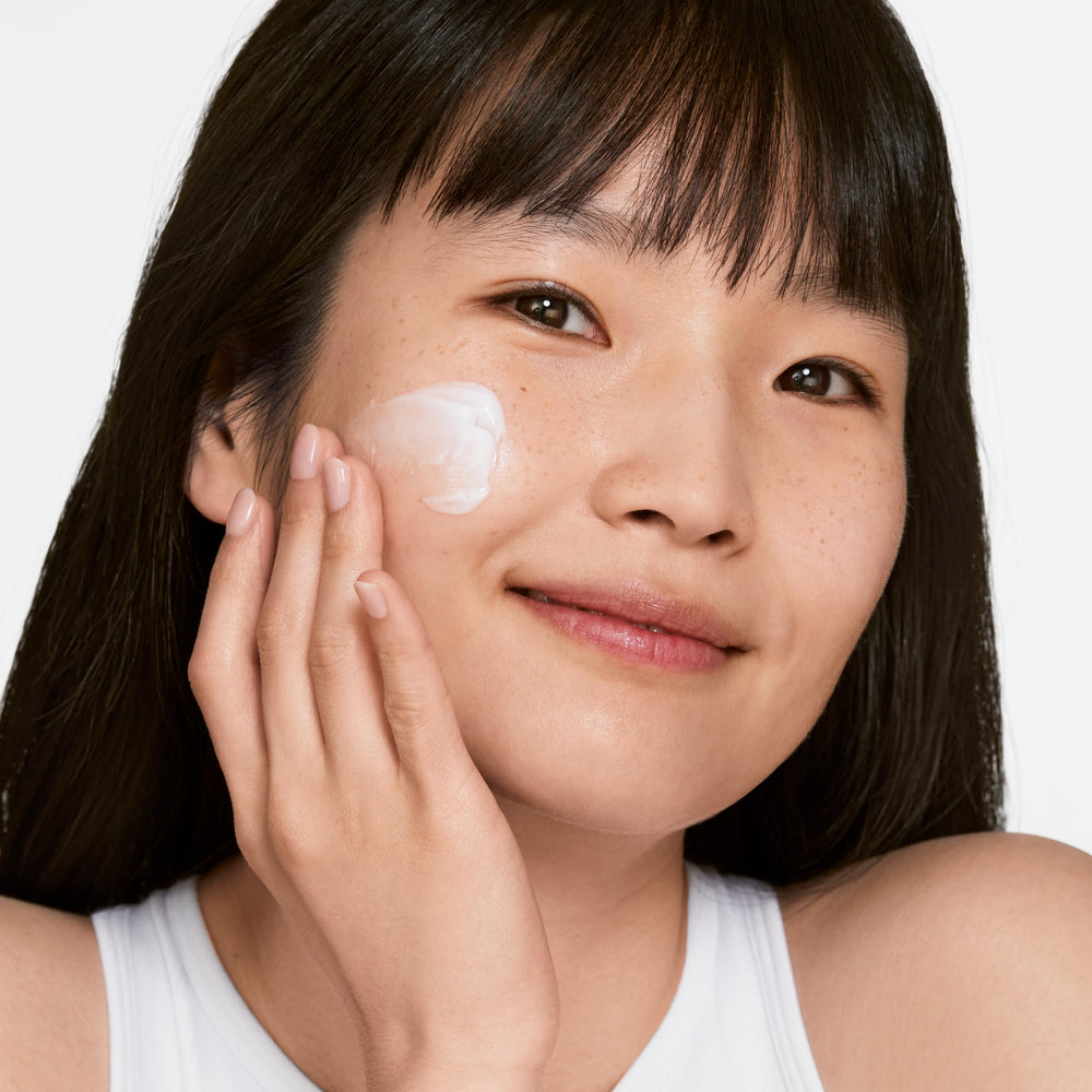 Clinique open jar revealing smooth moisturizer for replenishing lipids