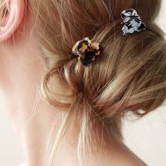 Cobahom clip used during makeup routine showing practical hair control and convenience
