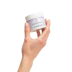 Concha Nacar cream applied on hand, illustrates smooth application benefit