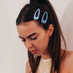 Cptots clip holding bangs in place demonstrating reliable no‑slip styling