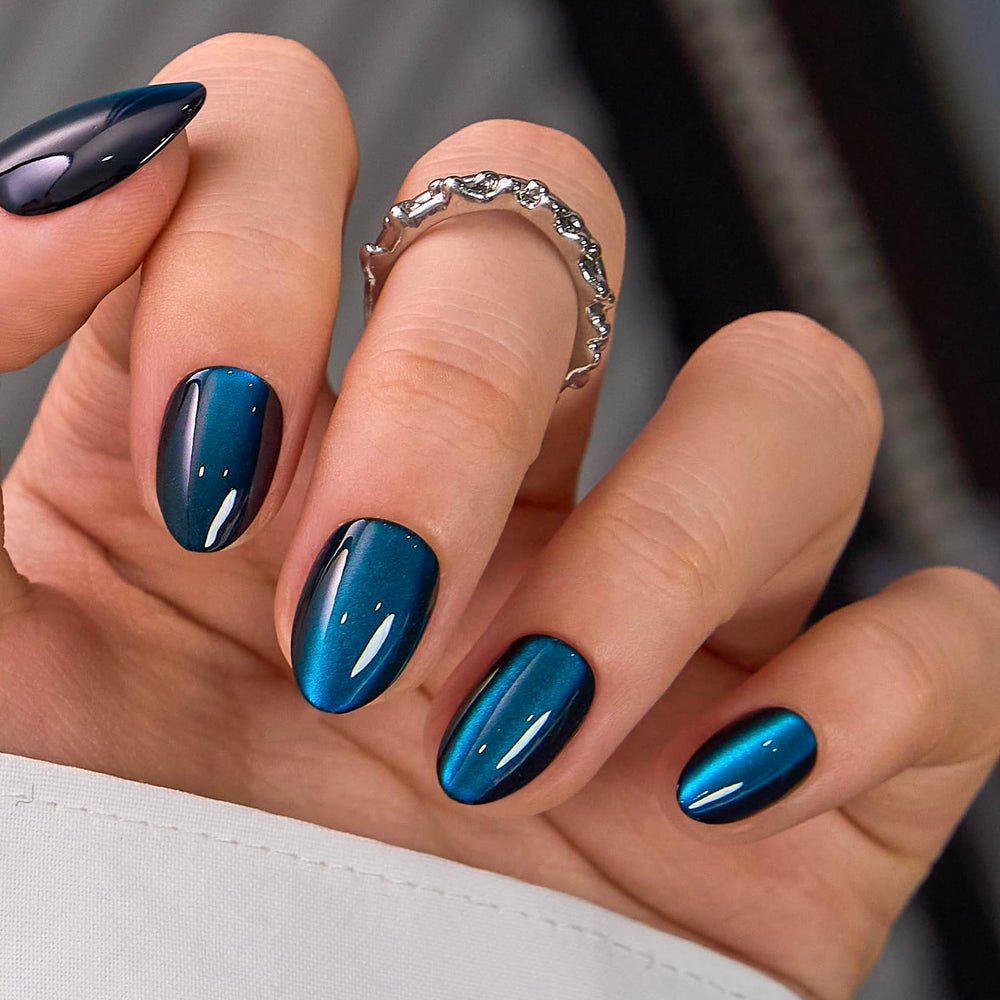 CurvLife Blue Cat close-up of glossy soft gel texture for natural shine