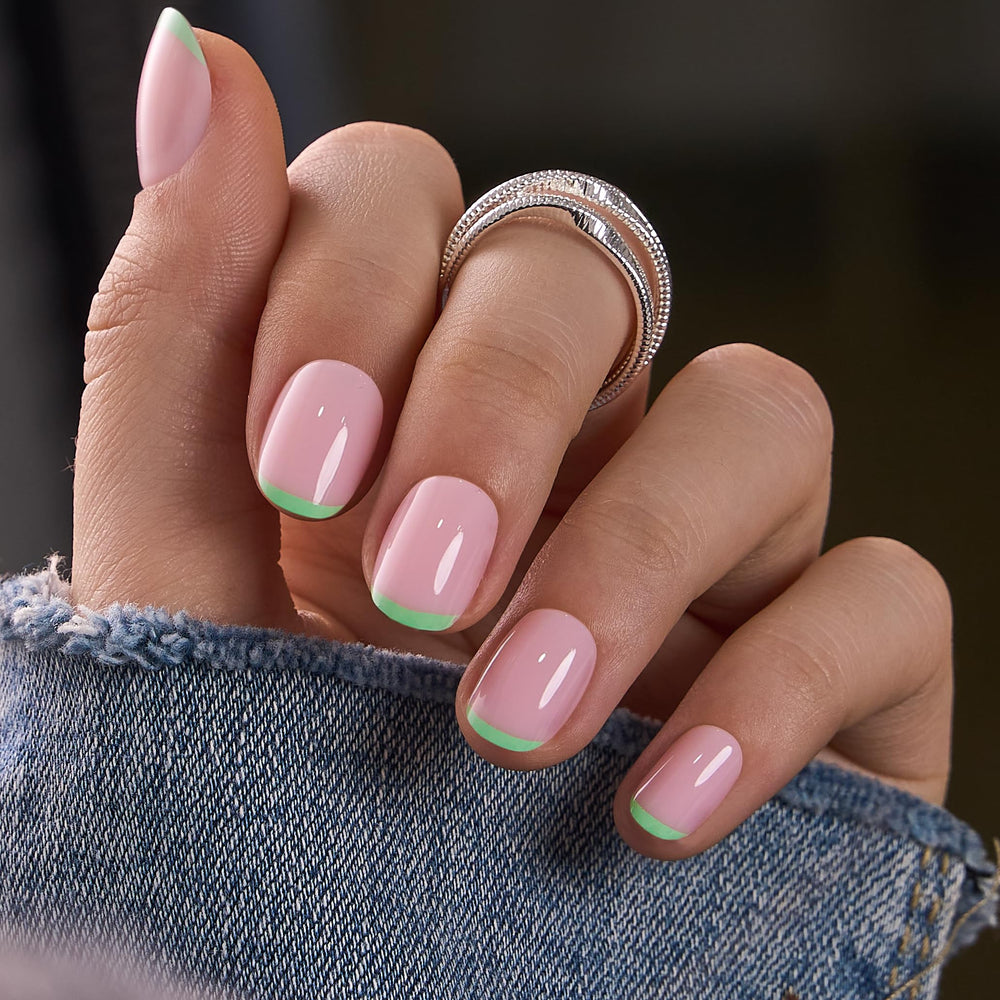 CurvLife close-up of glossy gel finish highlighting chip-resistant shine