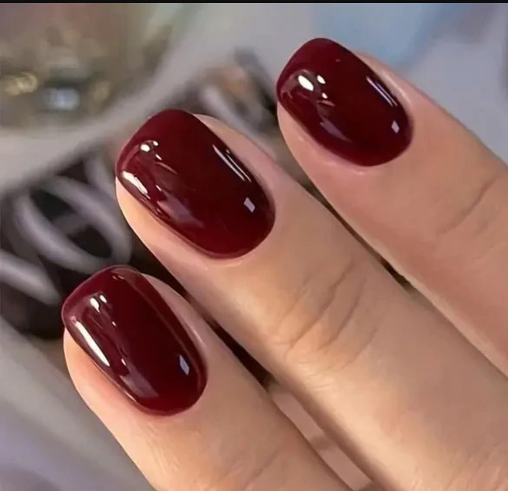 CurvLife close-up of gel texture highlighting salon-like glossy finish