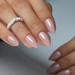 Curvlife glossy surface close-up highlighting gel finish and chip resistance for lasting shine
