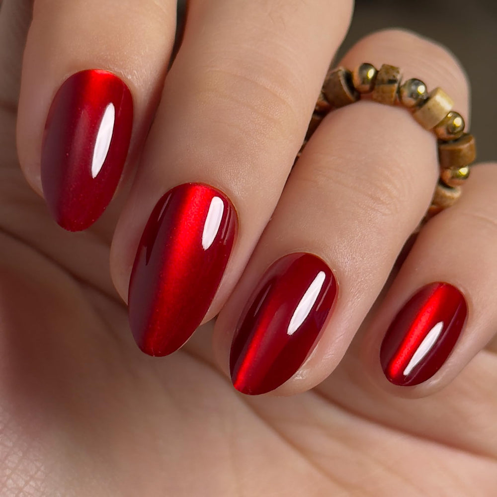 CurvLife front packaging showing red cat eye nails and kit contents for quick salon results