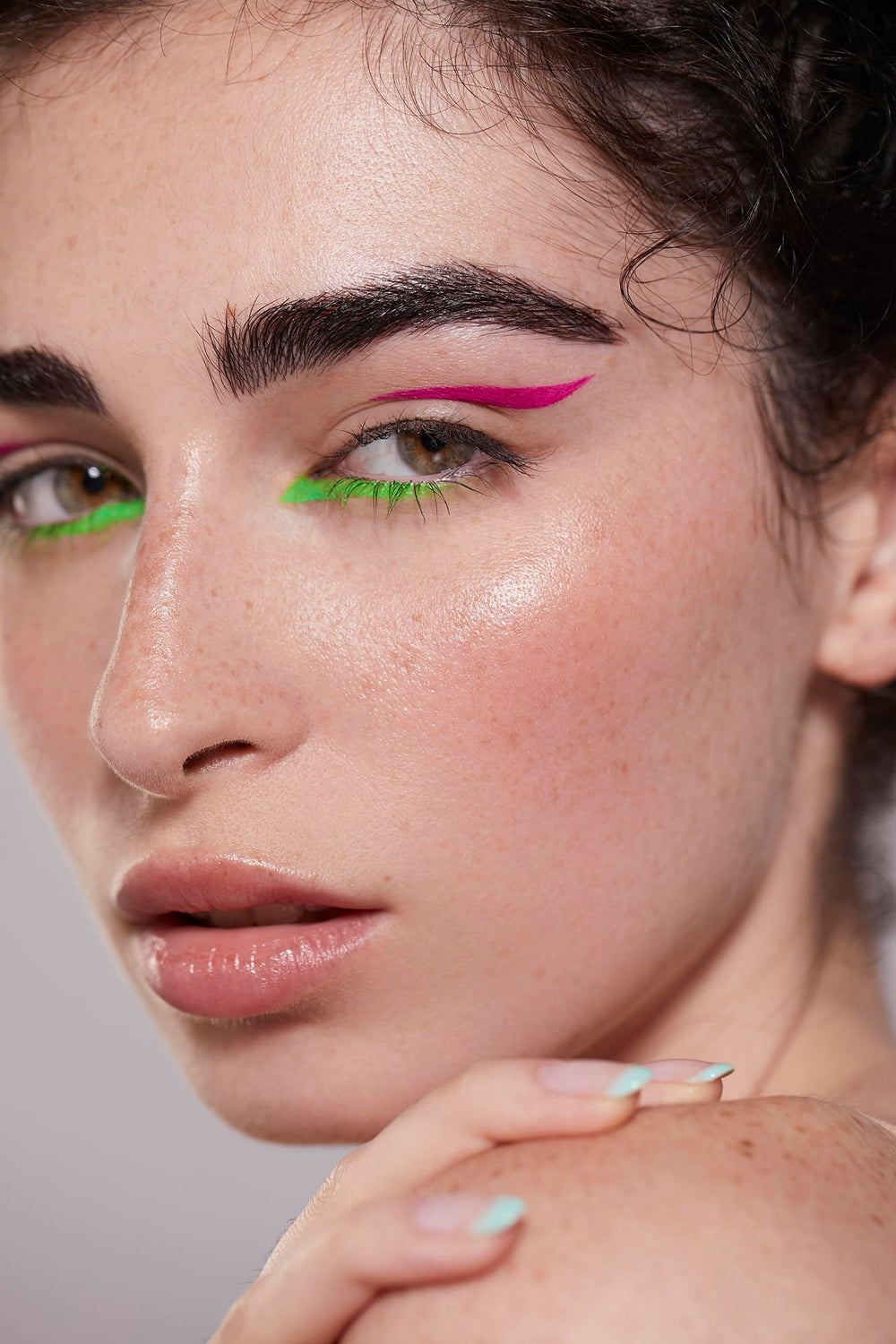 DELISOUL eyeliner glowing under UV light to showcase festival-ready fluorescent effect