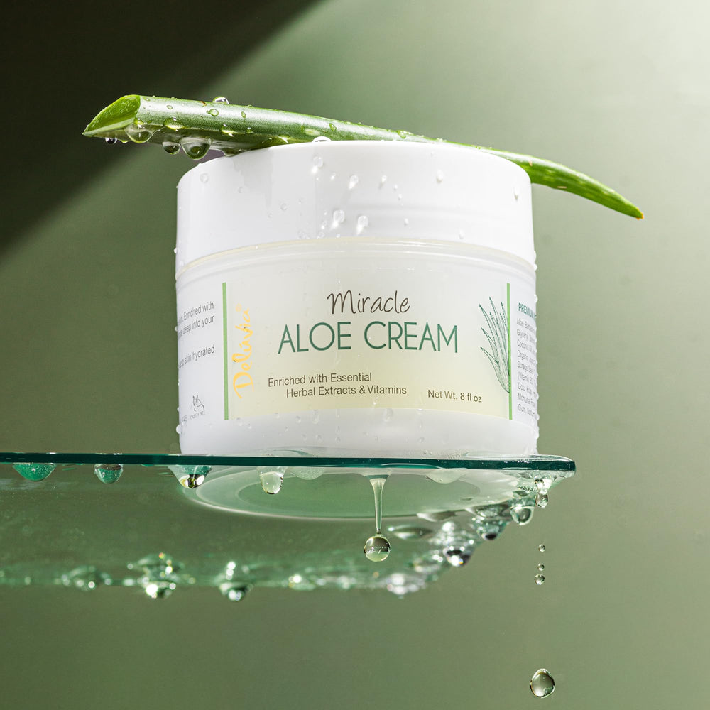 Label close-up on DELÚVIA jar showing organic aloe and vitamin E