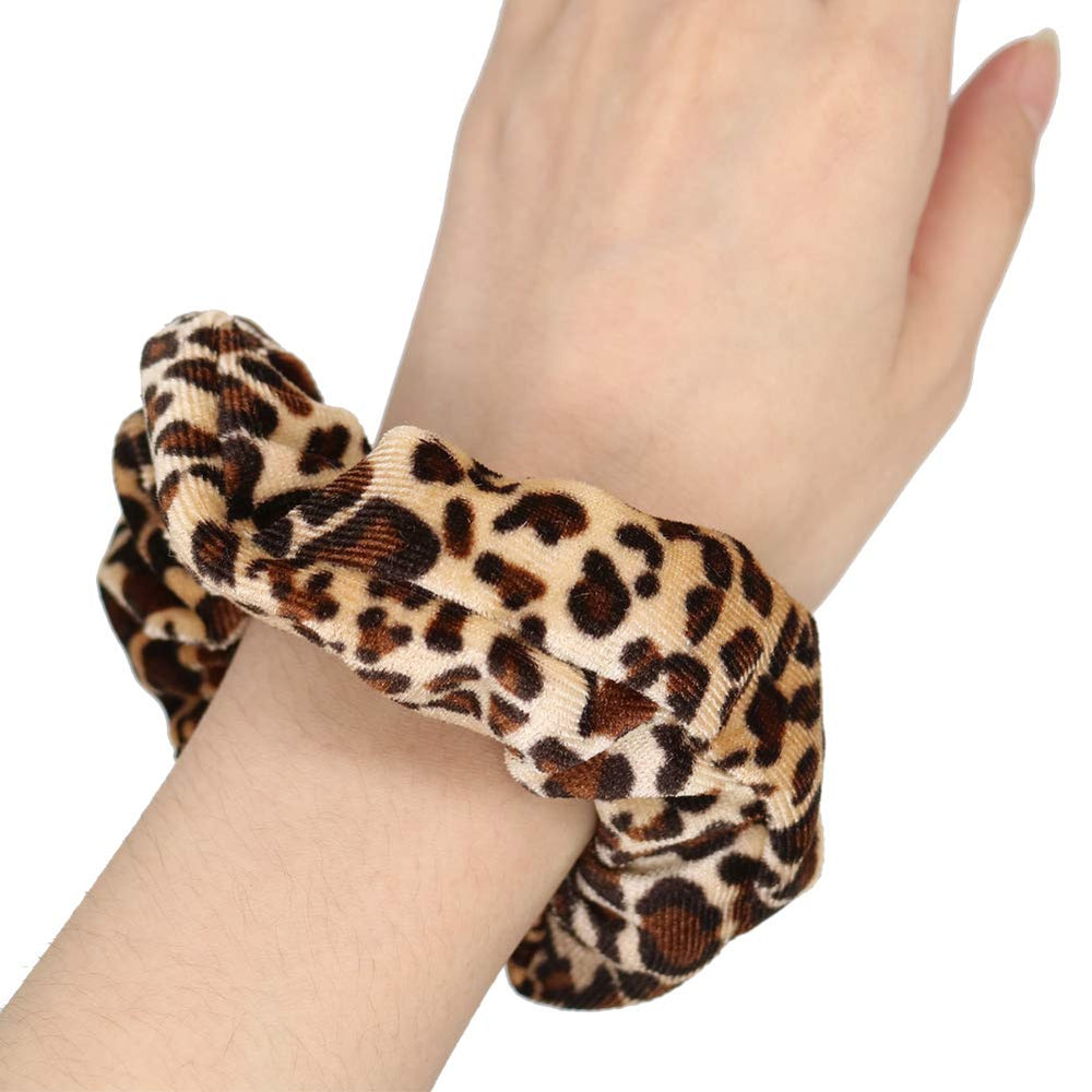 DonLeeving Luckycivia leopard pattern detail highlighting bold print and style