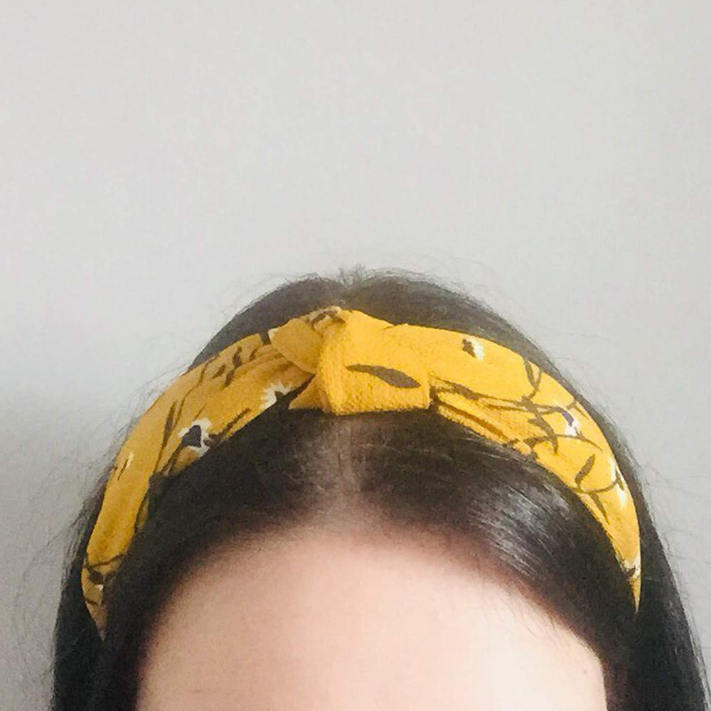 DRESHOW woman wearing headband outdoors keeping hair tidy and stylish