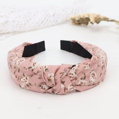 DRESHOW model wearing headband with casual outfit for effortless style benefit