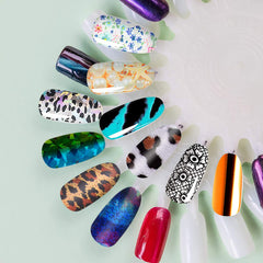 Duufin hands pressing foil onto nail to illustrate easy, fast application benefit