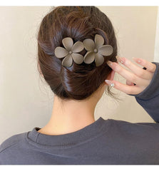 Eliongpu clip held in hand to show size and easy portability for daily use