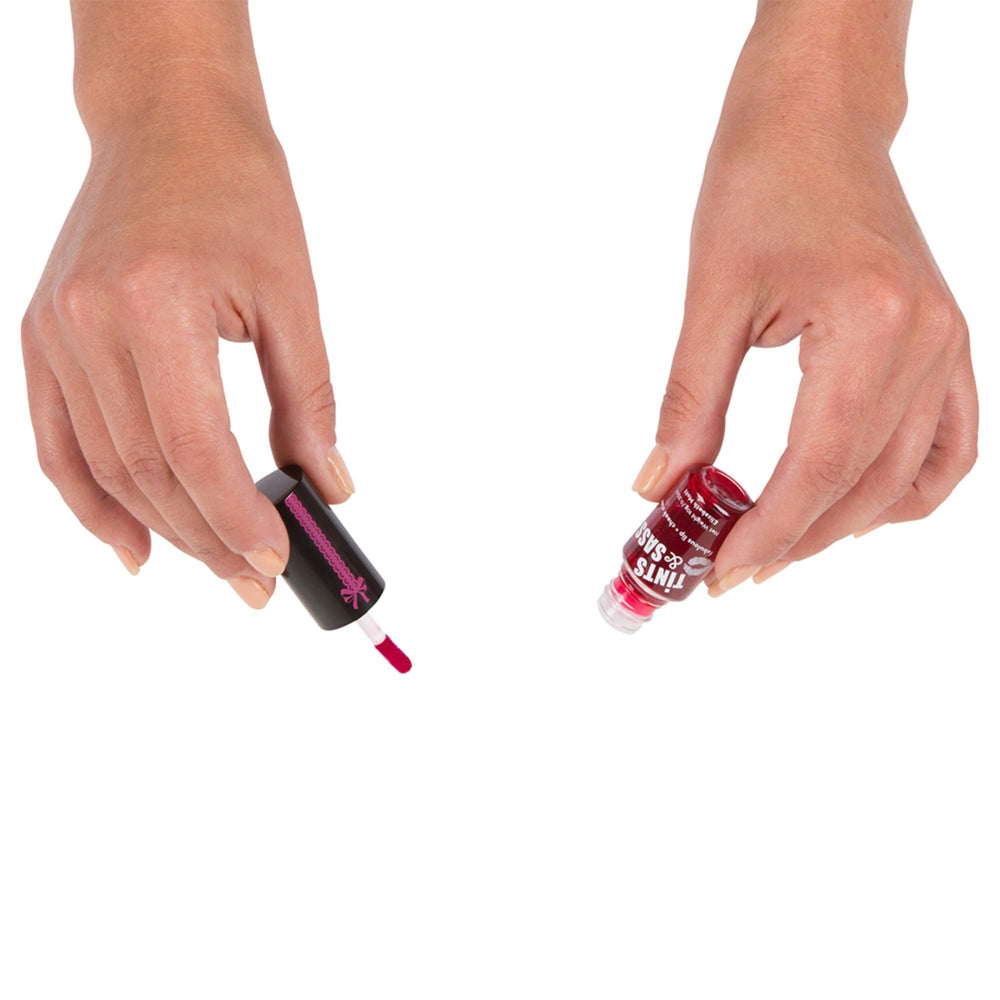 Elizabeth Mott lip swatch in rosy pink showing long-lasting, smudge-proof color