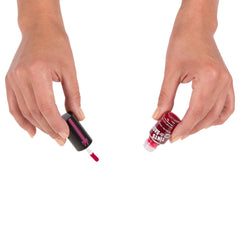 Elizabeth Mott lip swatch in rosy pink showing long-lasting, smudge-proof color