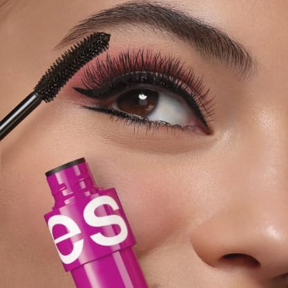 Model applying Ésika mascara to lashes demonstrating length and definition
