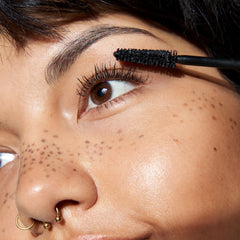Essence Cosmetics mascara applied on model lashes demonstrating length and separation