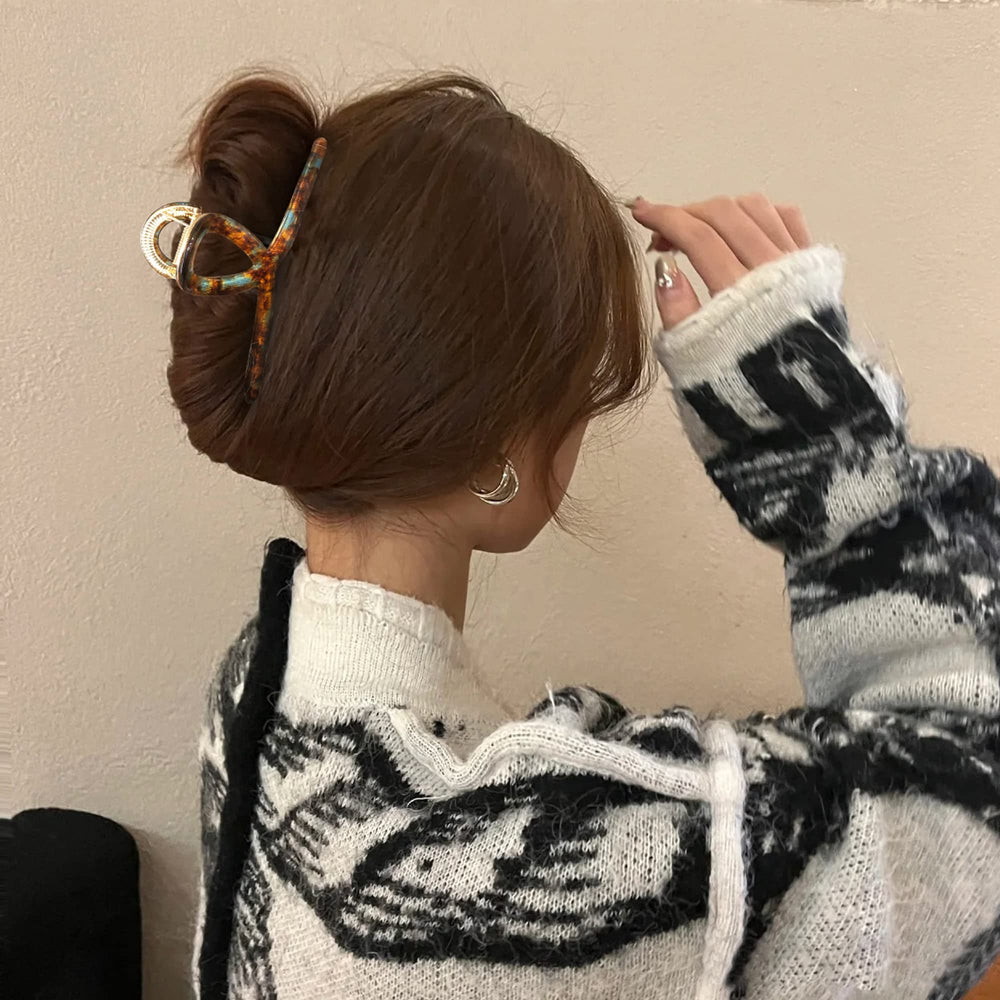 FAELBATY clip securing long thick hair demonstrating full-coverage hold and comfort