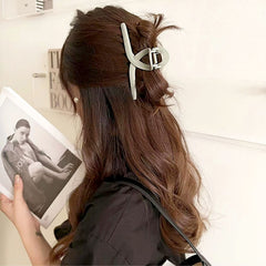 FAELBATY clip worn in a half-up hairstyle demonstrating firm hold and style