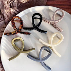 FAELBATY white and black clips paired to show neutral styling benefits
