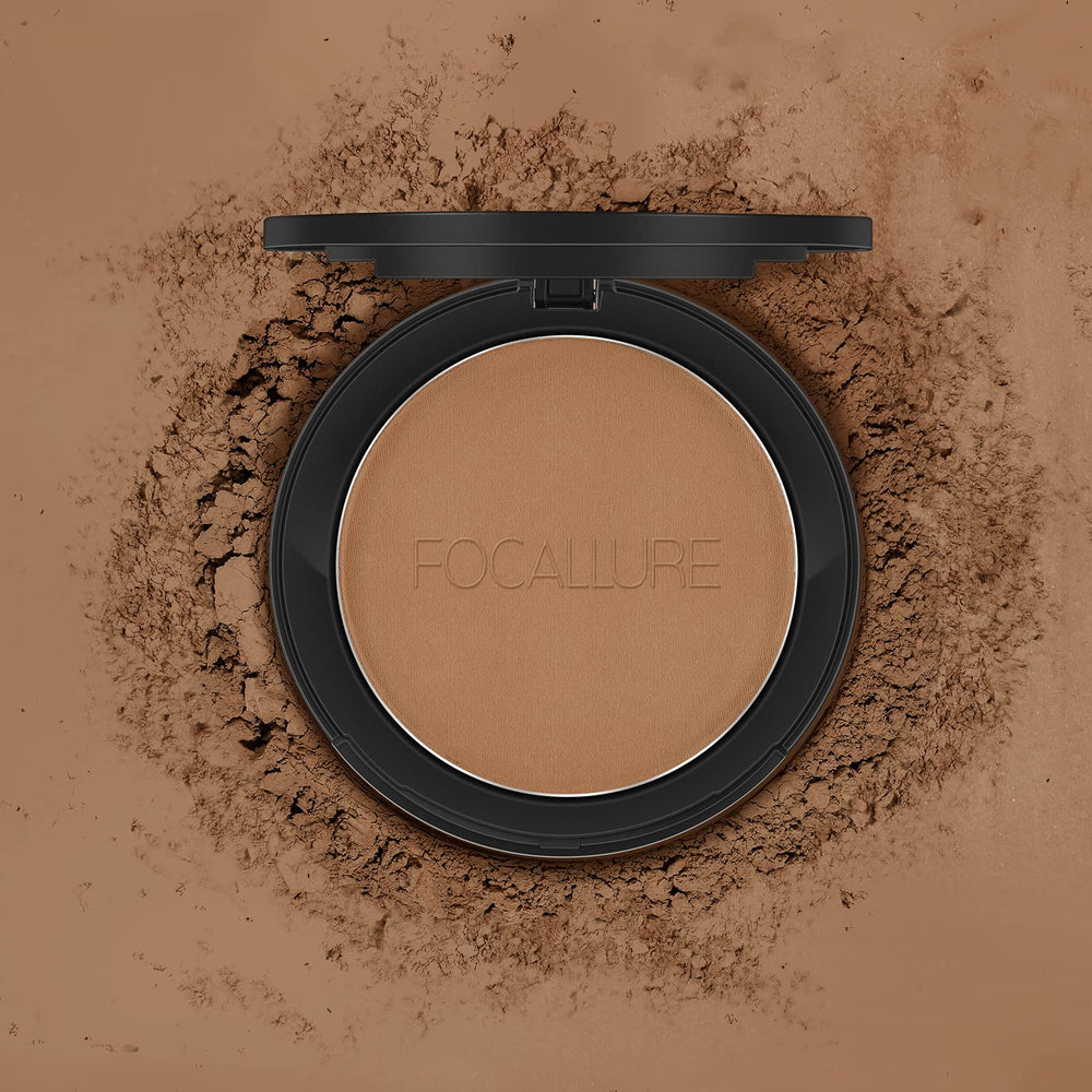 FOCALLURE model using compact in mirror portraying on-the-go shine control benefit
