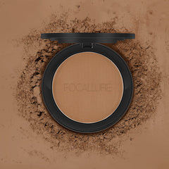 FOCALLURE model using compact in mirror portraying on-the-go shine control benefit