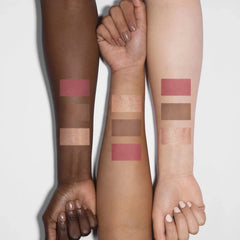 FOCALLURE palette in a handbag lifestyle shot highlighting convenience for touch-ups
