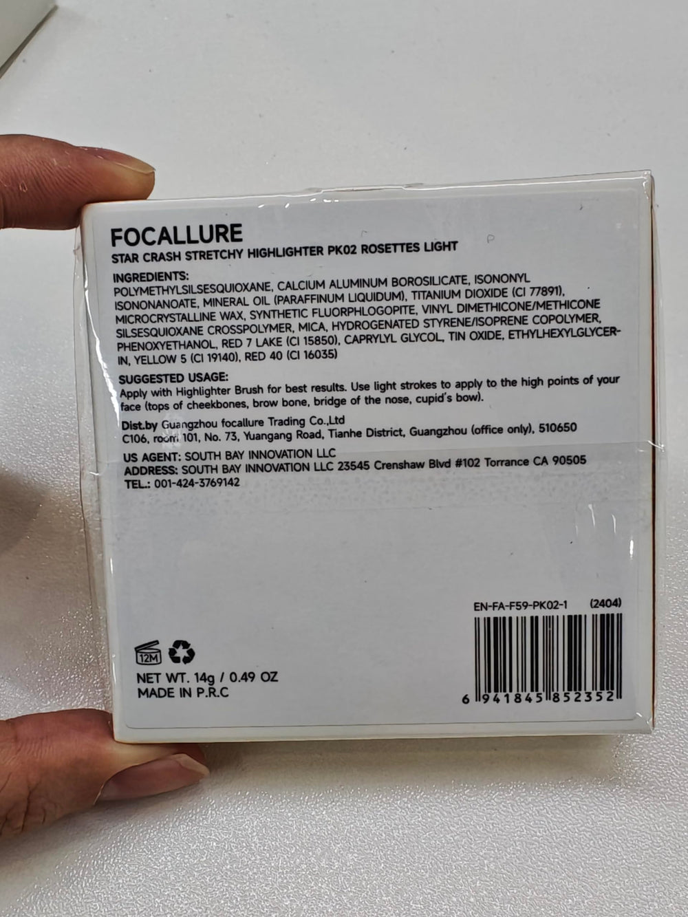 FOCALLURE brush applying highlighter showing smooth application benefit