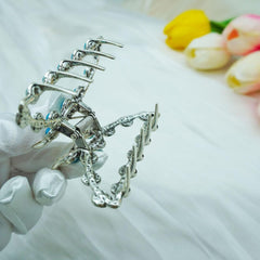 Frinnovan metal teeth and spring detail, demonstrates firm nonslip grip benefit