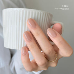 GAOY close-up of gel texture and glossy finish, highlights smooth application