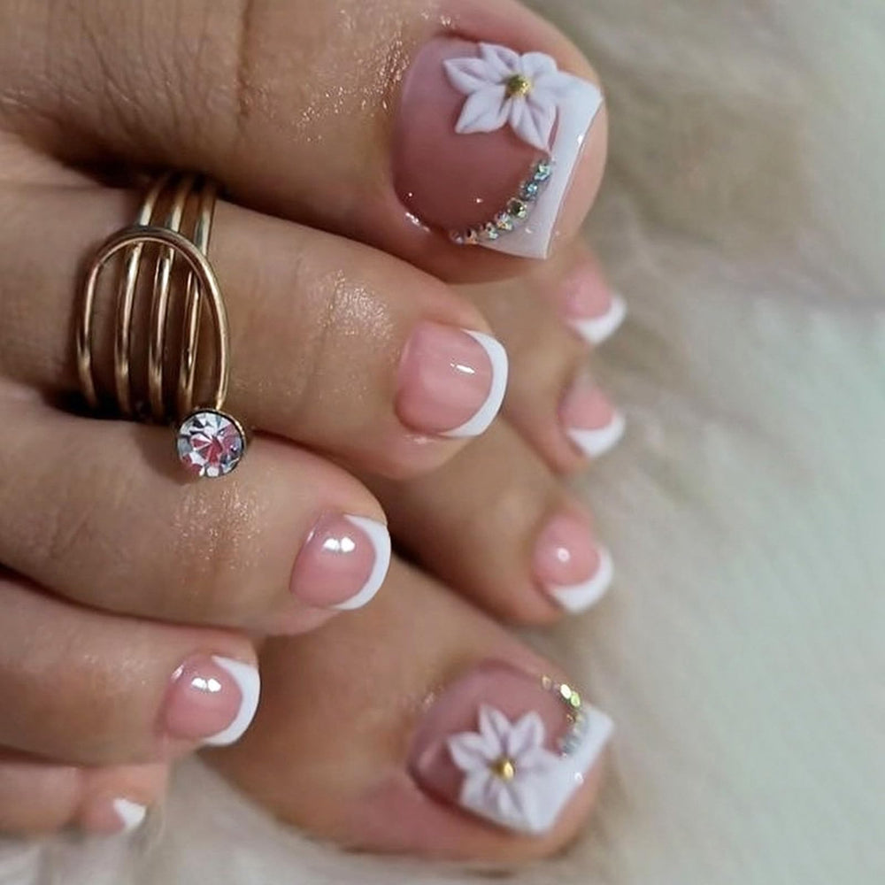 GCSQW front packaging showing 24-piece French tip toe nails and included kit benefit