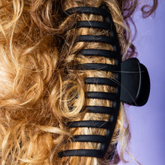 GIMME clip holding curly hair without snagging benefit
