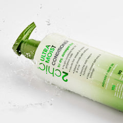 Giovanni 2Chic shampoo pour demonstrating gentle, sulfate-free lather