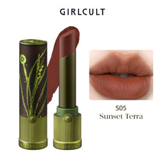 GIRLCULT size comparison next to a hand showing compact, travel-friendly design